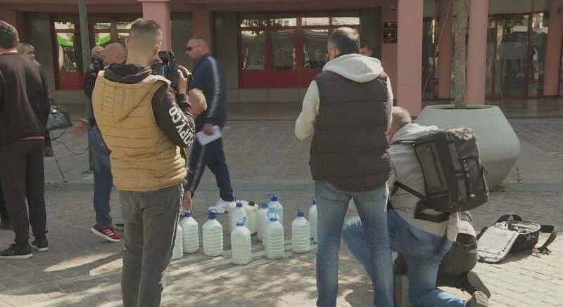 Ostavili bidone mlijeka ispred ministarstva