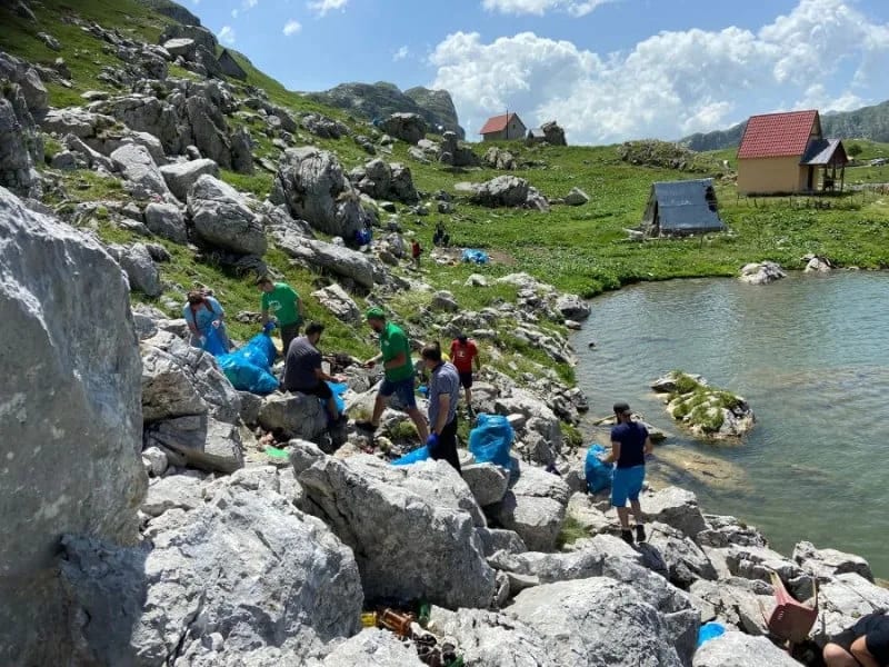 Na Kapetanovom jezeru sakupljeno više od 200 kesa smeća