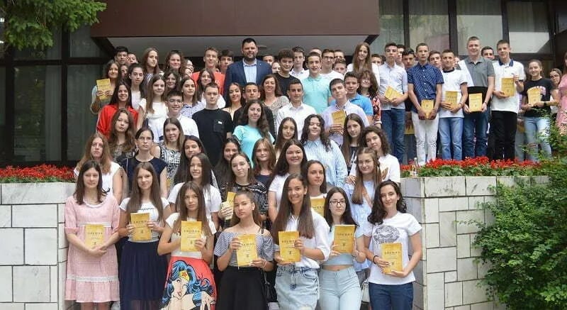 Kovačević uručio knjige dobitnicima diplome "Luča" nikšićkih osnovnih škola