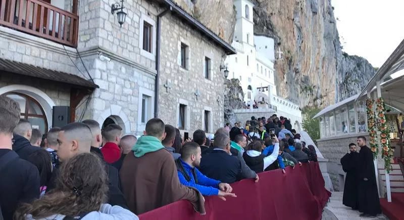 FOTO: Hiljade vjernika pod Ostrogom
