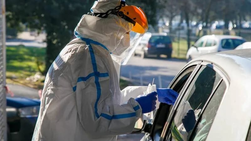 Novi omikron sa blažim simptomima, ali se lakše prenosi