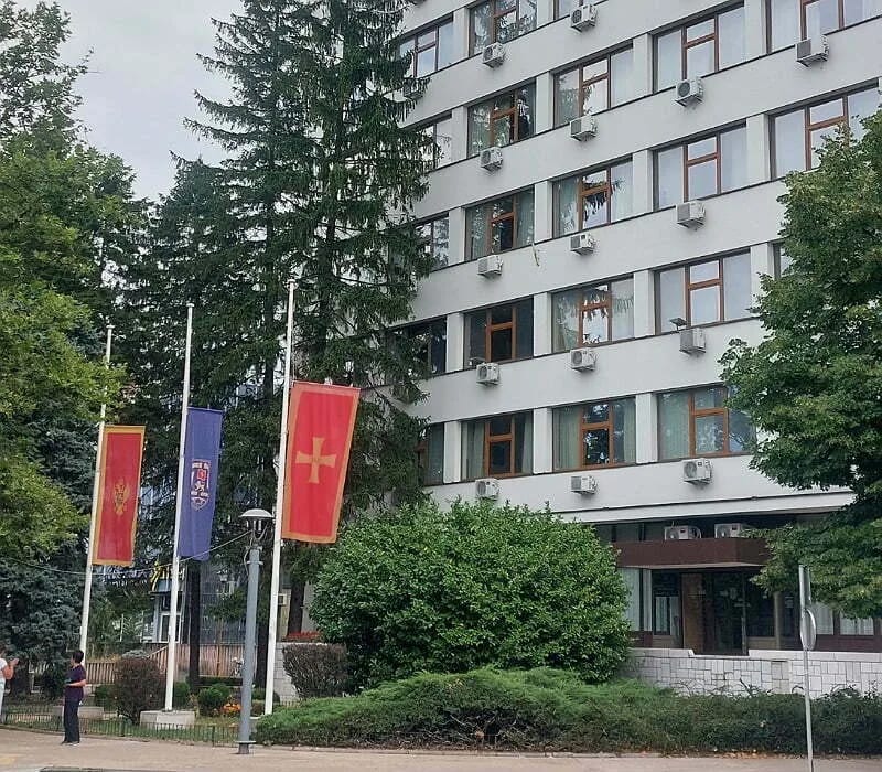 Zastave u Nikšiću na pola koplja