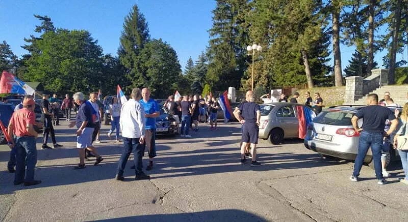 Auto-kolonom sa trobojkama proslavili Dan državnosti