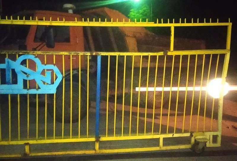 Kamionima blokirali prilaze Željezari, radnici očekuju samo Abazovića