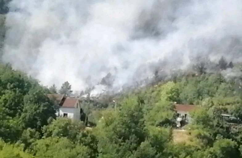 Vatrogasci gase požare na terenu oko Nudola