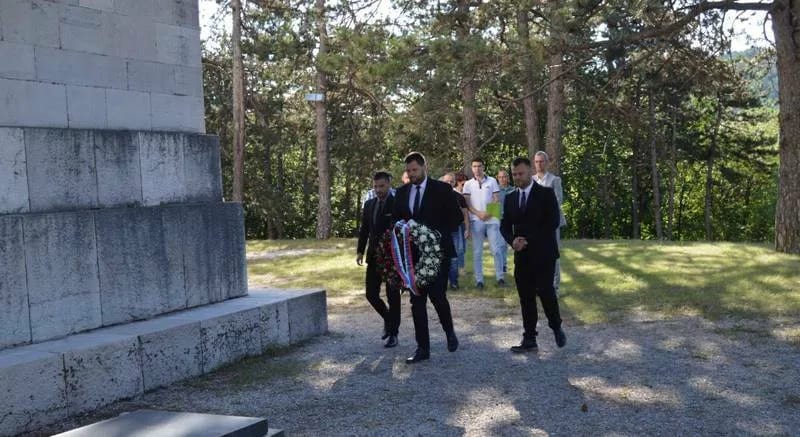 Kovačević položio vijence na grobove Novaka Ramova Jovovića i Stojana Kovačevića