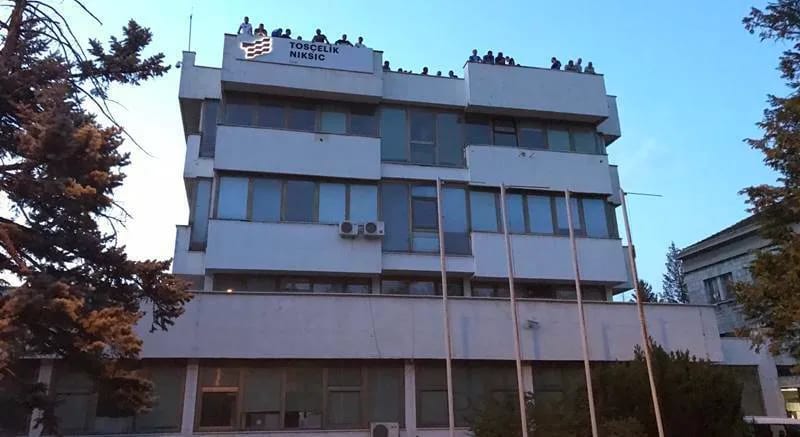 Željezarci na krovu upravne zgrade: Traže hitan dolazak premijera