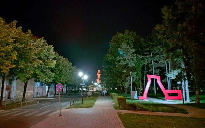 FOTO: Misteriozno slovo "Љ" u gradskom parku