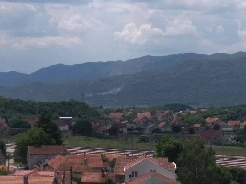 Opština Nikšić: Mislov do ne gori, povremena pojava dima dio procesa gašenja dubinskih požara