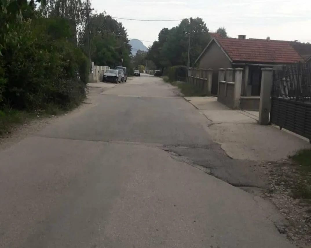 ČITAOCI ŠALJU: Školska ulica bez trotoara, pješačkih prelaza, signalizacije...