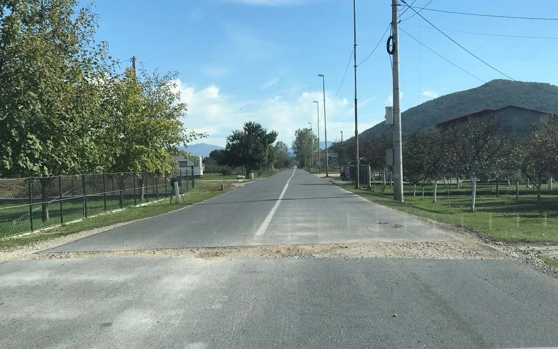ČITAOCI ŠALJU: Prekopan put danima niko da sanira