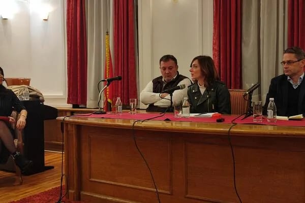 Sačuvati profesionalnost i odgovornost, oduprijeti se uticaju političkih elita