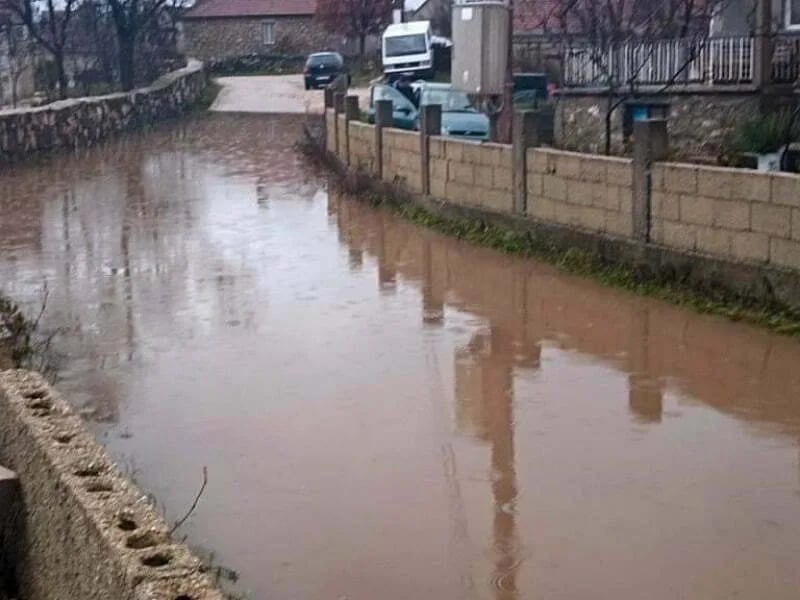 ČITAOCI ŠALJU: Sa svakom većom kišom "jezero" u Relejskoj ulici