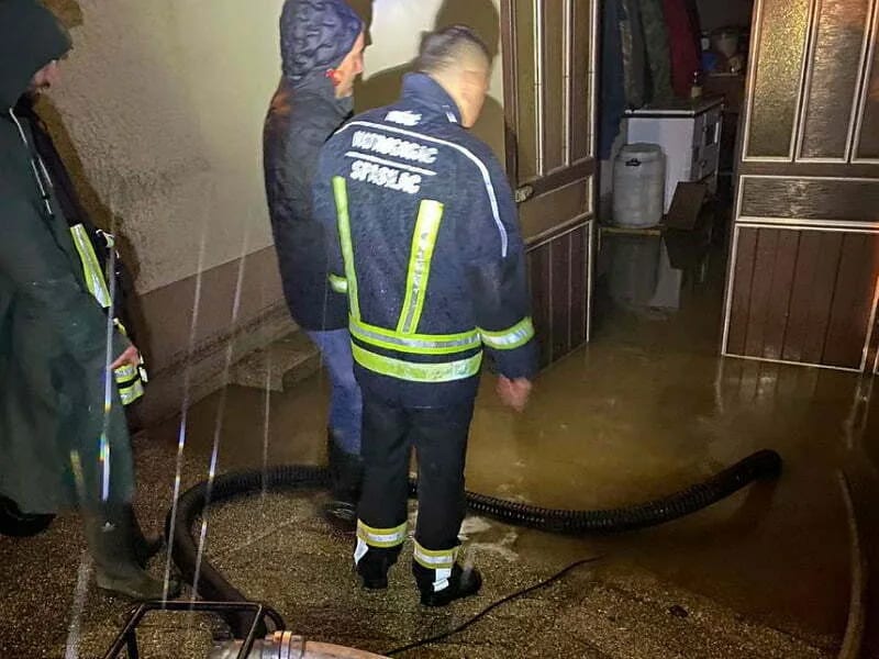 Vatrogasci tokom večeri imali desetak intervencija, nastavljaju potragu za sugrađaninom