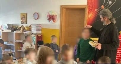 Sveštenik, ikone i vino u vrtiću u Nikšiću, uprava bez komentara