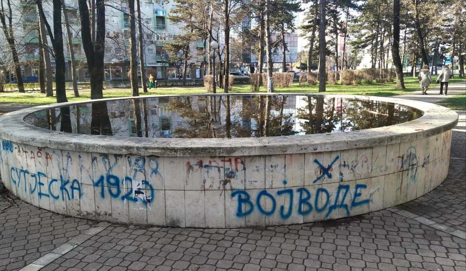 ČITAOCI ŠALJU: Fontana ruži izgled parka