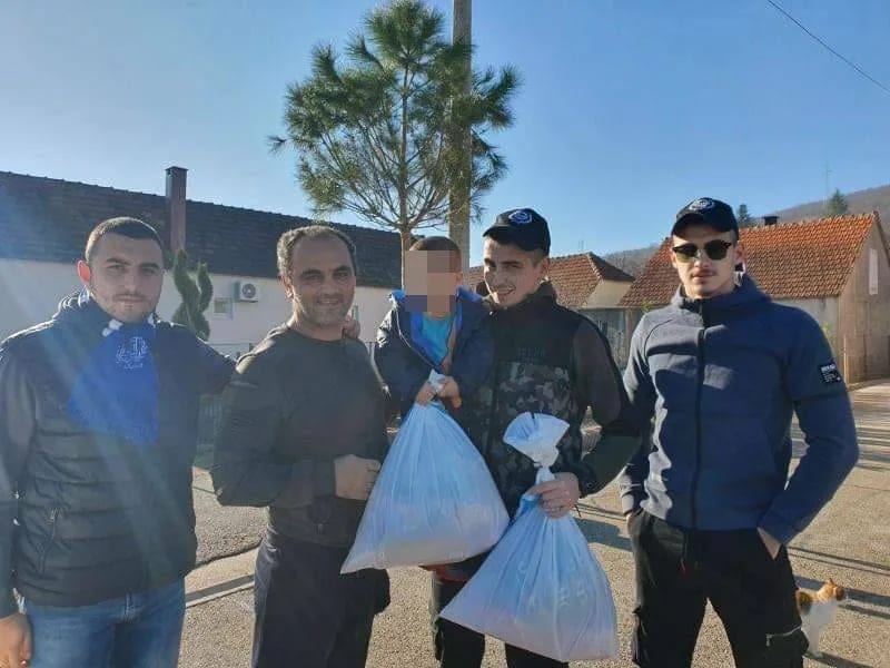 Članovi navijačke grupe Vojvode Nikšić podijelili 100 paketića