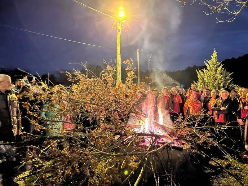 CPC nalaže badnjake kod Episkopskog dvora