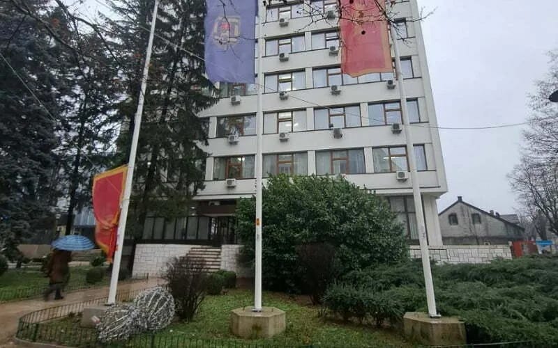 Opština: Državna zastava pala s jarbola usljed pucanja sajle, privremeno je pričvrstili