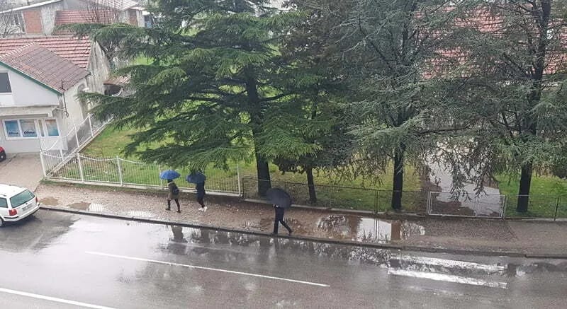 ČITAOCI ŠALJU: Raskrsnica ulica Vuka Karadžića i VI crnogorske neuslovna za pješake