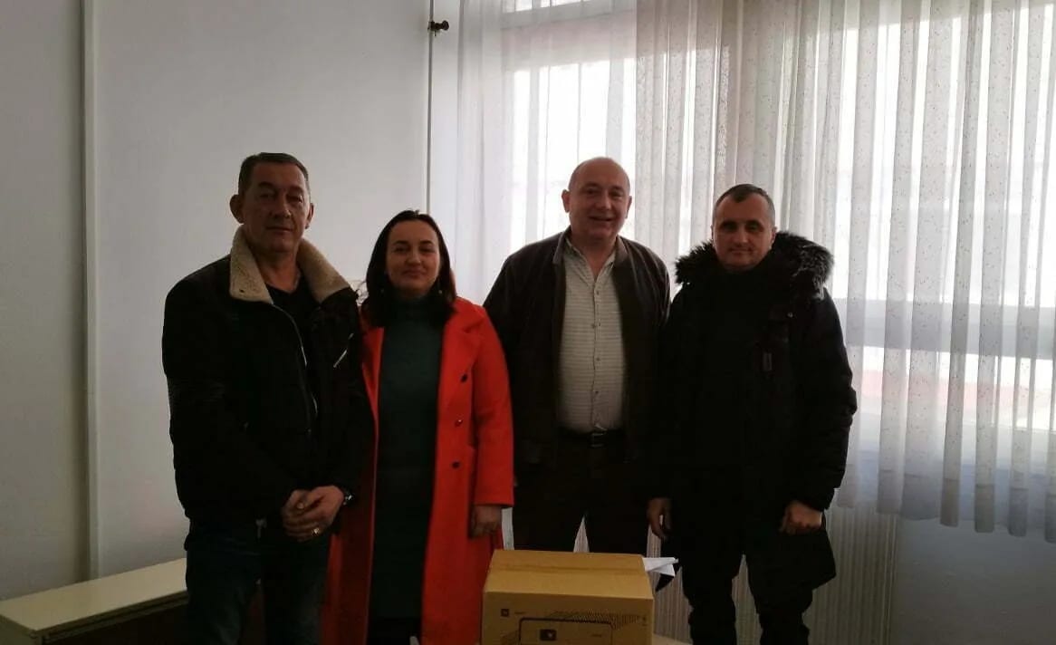 Projektor za Srednju ekonomsko-ugostiteljsku školu od Savjeta MZ Župa Nikšićka