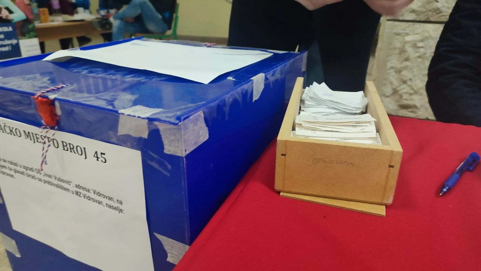 CDT: Izlaznost do 19 sati 60,6 odsto, CeMI: Glasalo 60,5 odsto birača