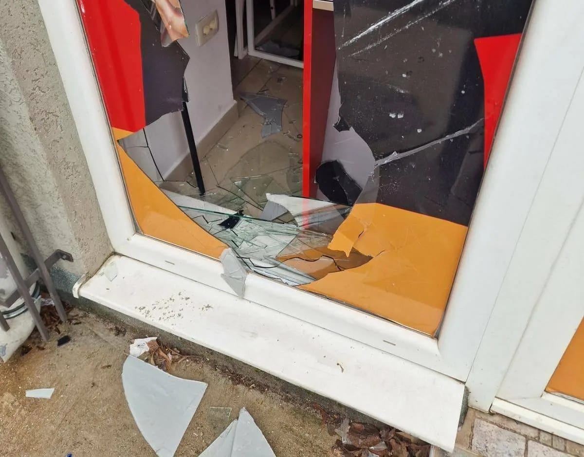 UP: Identifikovane tri maloljetne osobe koje su polomile staklo na prostorijama Demokrata