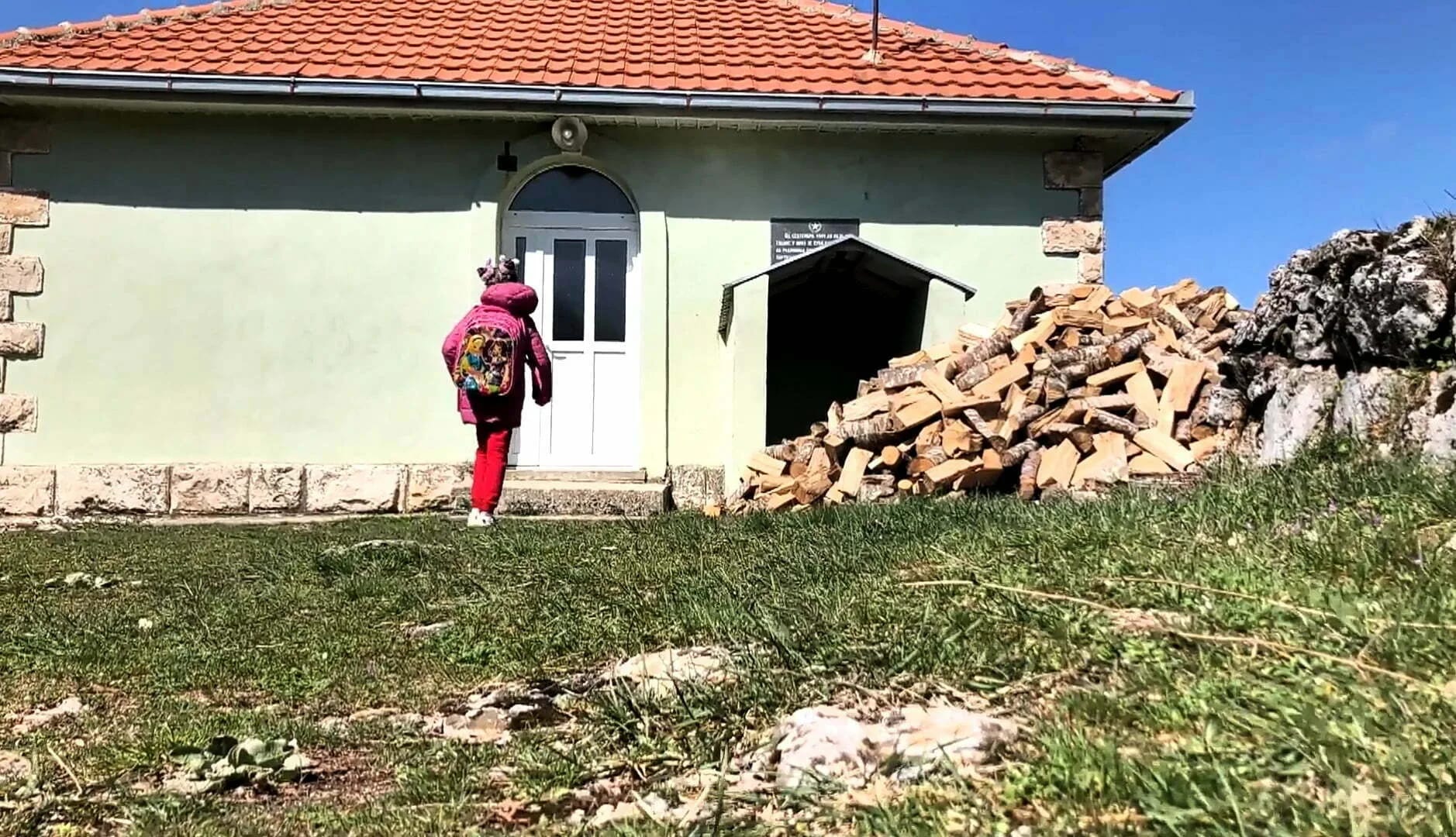 Anđela jedina učenica u školi kod Nikšića: Sa učiteljicom i drug i učenica