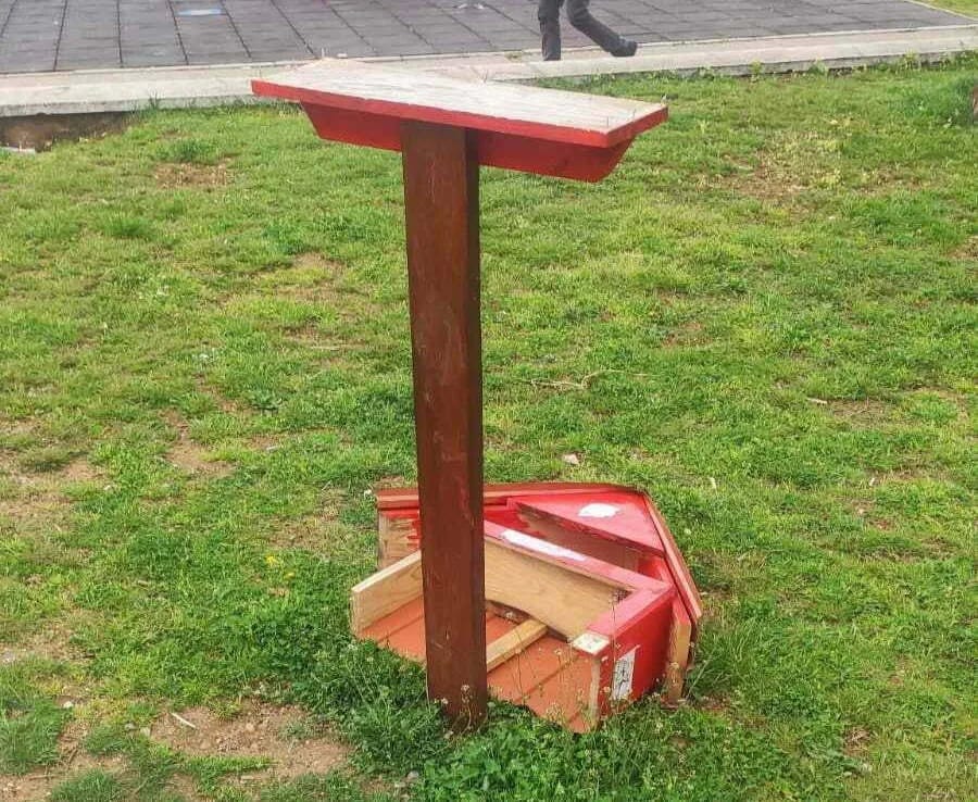 ČITAOCI ŠALJU: Polomljena Biblioteka na otvorenom