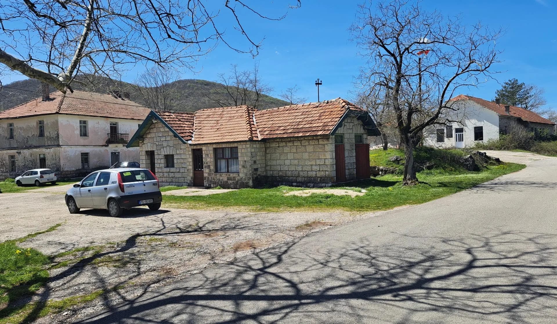 Voda i asfalt elementarni uslovi za opstanak na selu