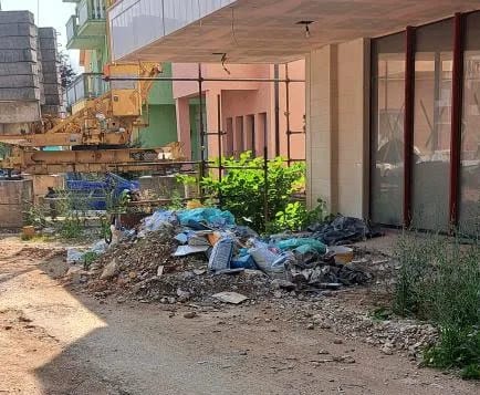 ČITAOCI ŠALJU: Ulica Živka Nikolića u smeću