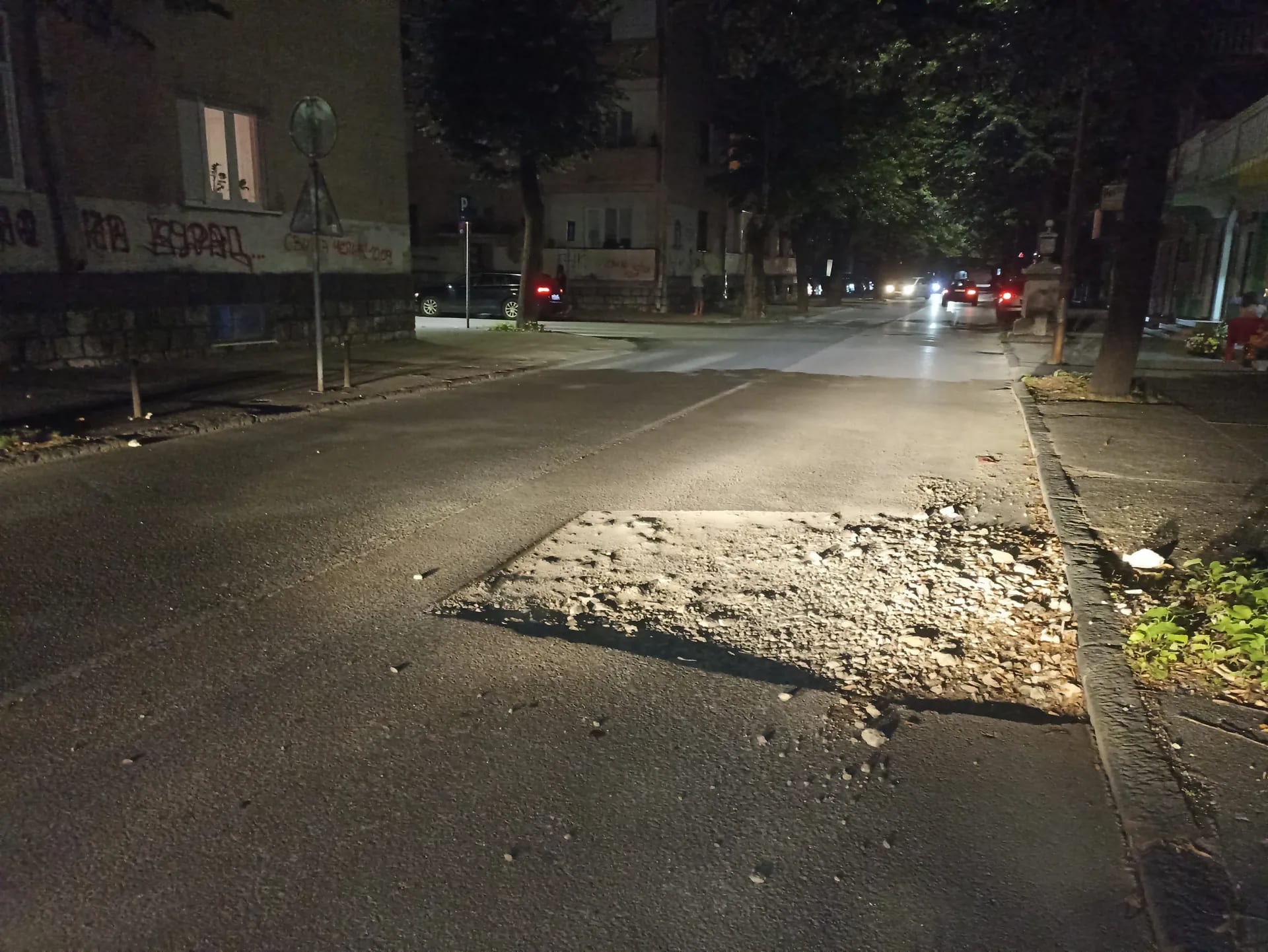 ČITAOCI ŠALJU: Rupa danima na putu u centru grada