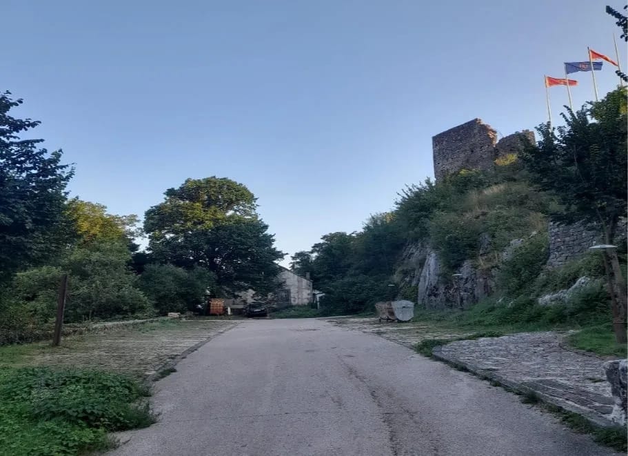 Čiste koncertni prostor, osvjetljavaju prilaz Tvrđavi