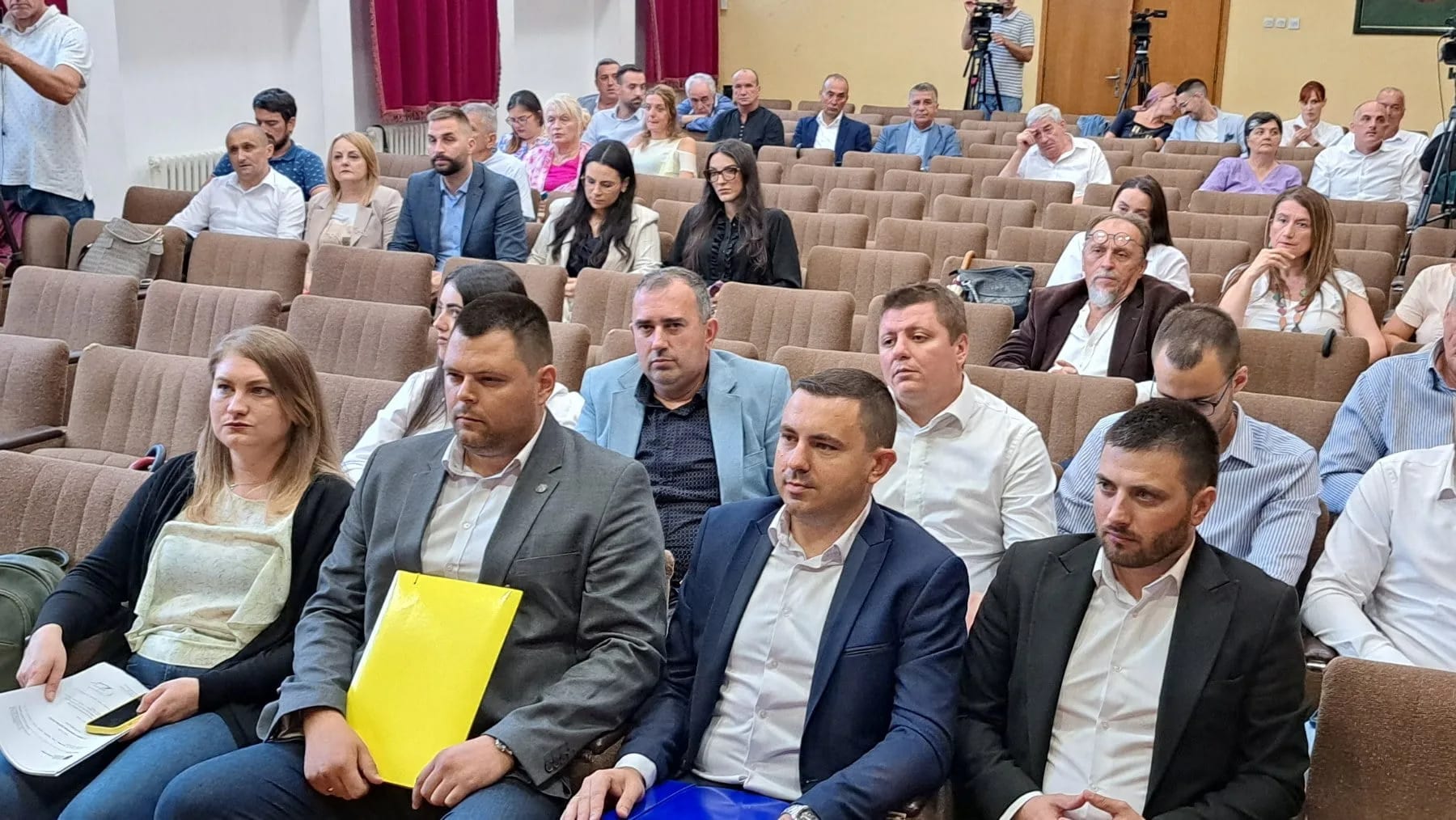 Bez glasanja o smjeni Kovačevića, DPS napustio sjednicu
