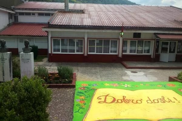 Učenicima prvog razreda u Pivi na poklon školske torbe od Opštine Plužine