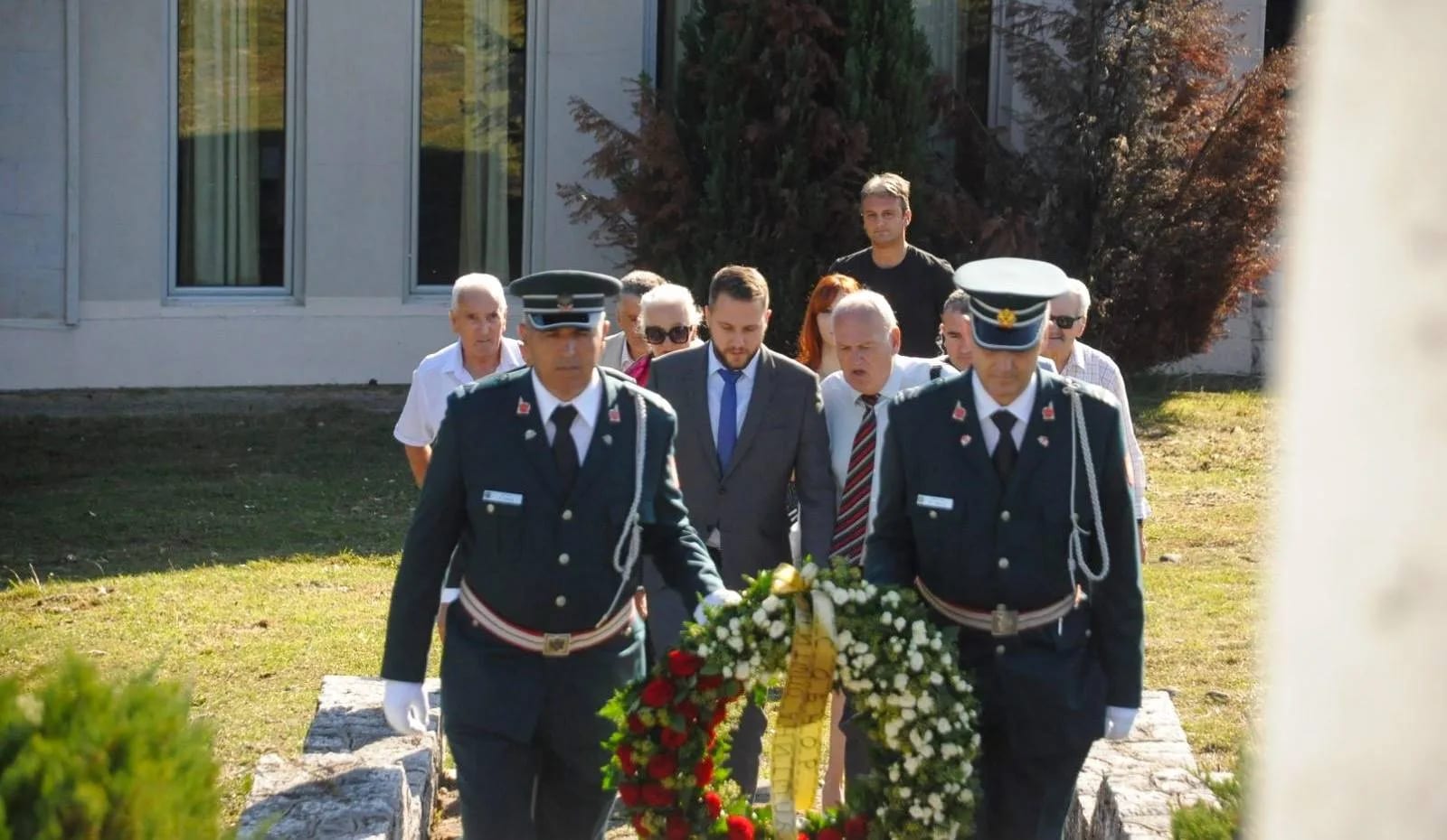Vuković i Radojević položili vijenac na spomenik palim borcima na Kapinom polju