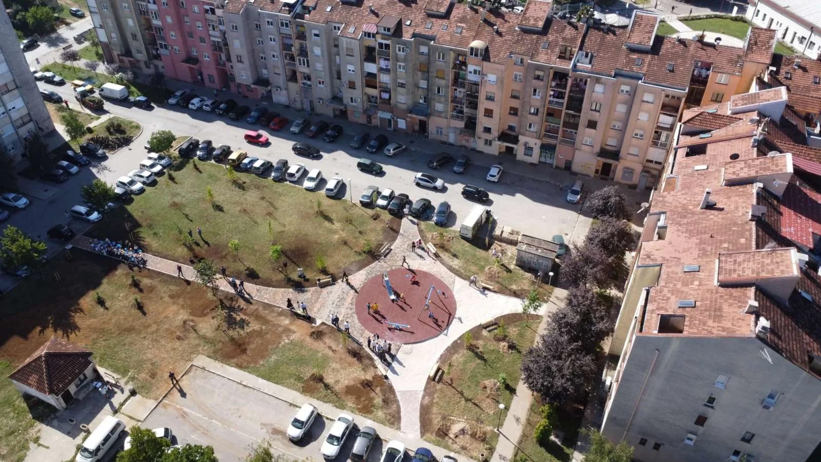 FOTO: Mališani u kvartu iza zgrade "Desetka" dobili igralište