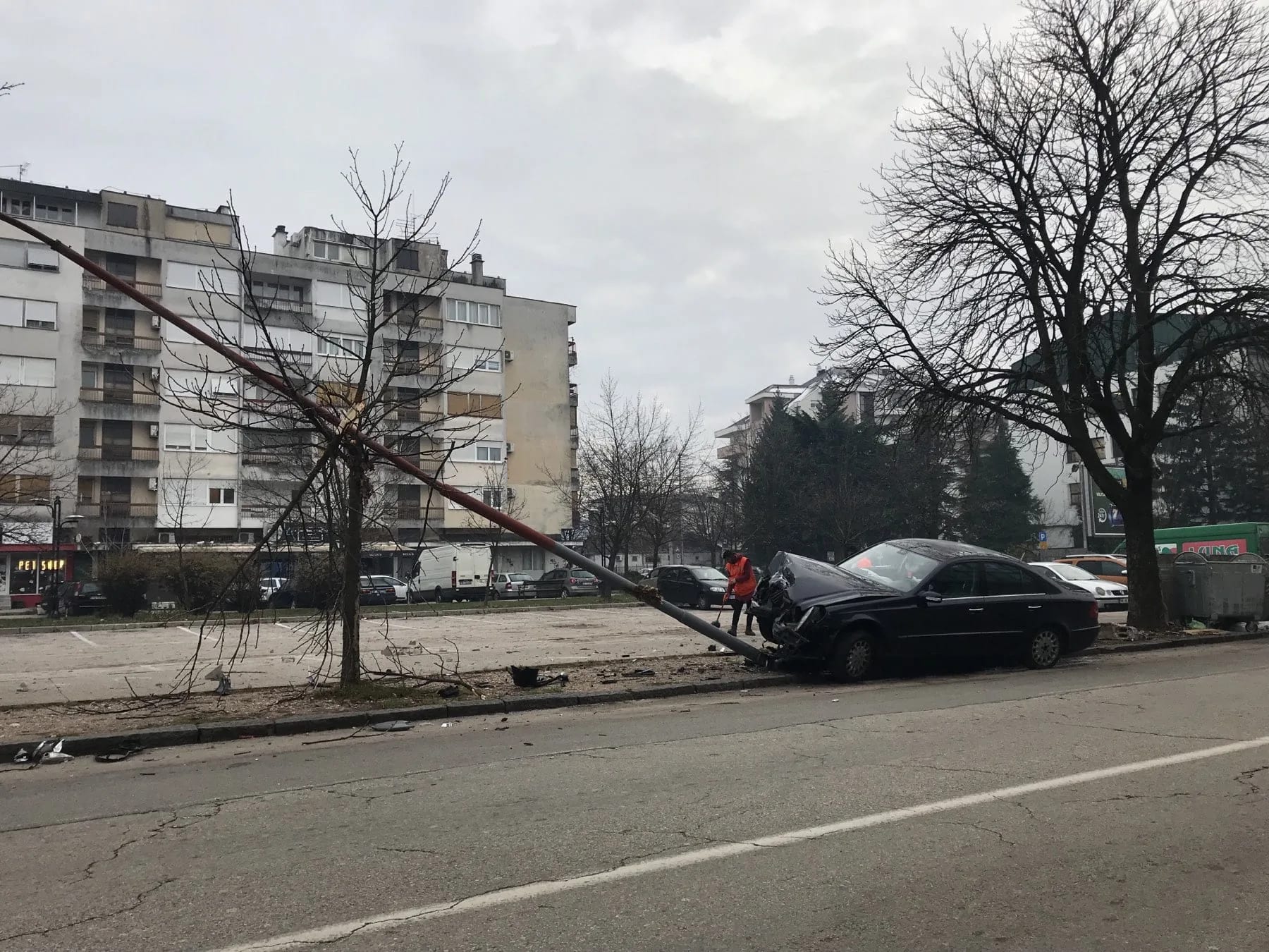 (FOTO) Automobilom oborio stub od rasvjete