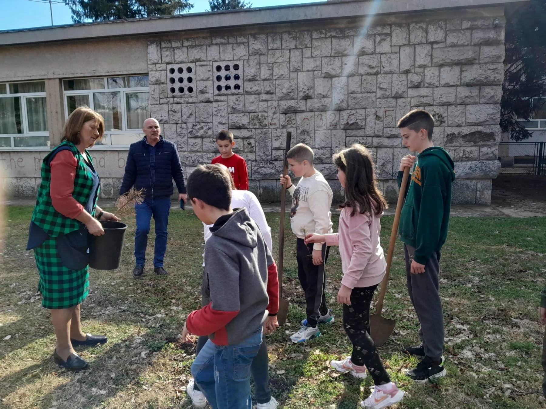 Nove sadnice u dvorištu OŠ "Olga Golović"