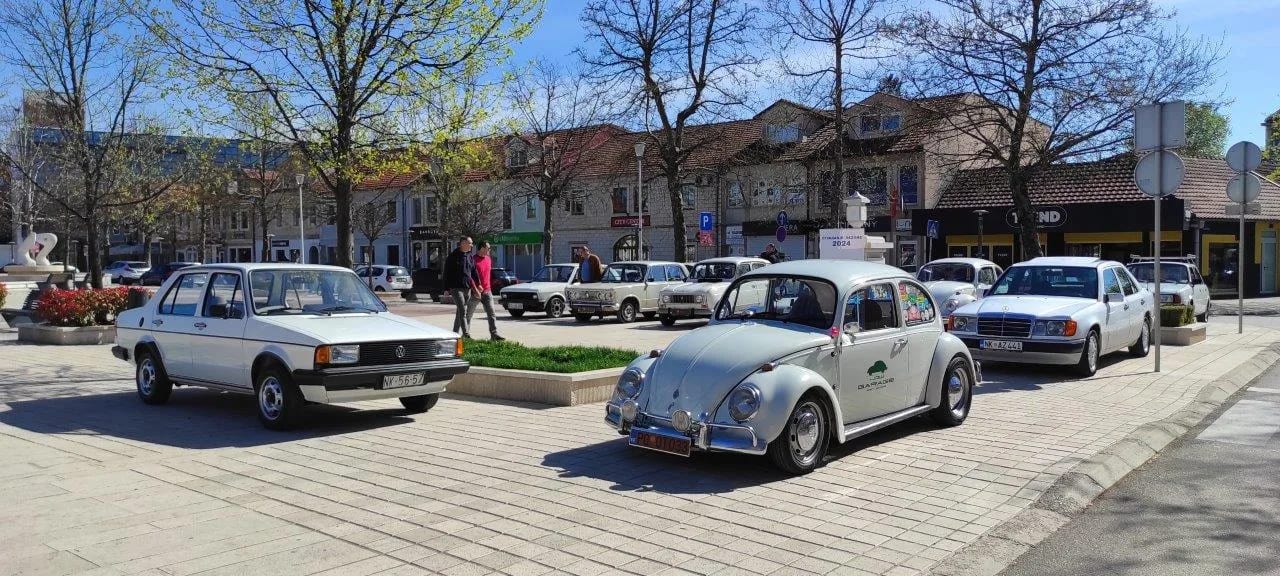 (FOTO) Oldtajmeri prodefilovali od Trga do Kapetanovog jezera