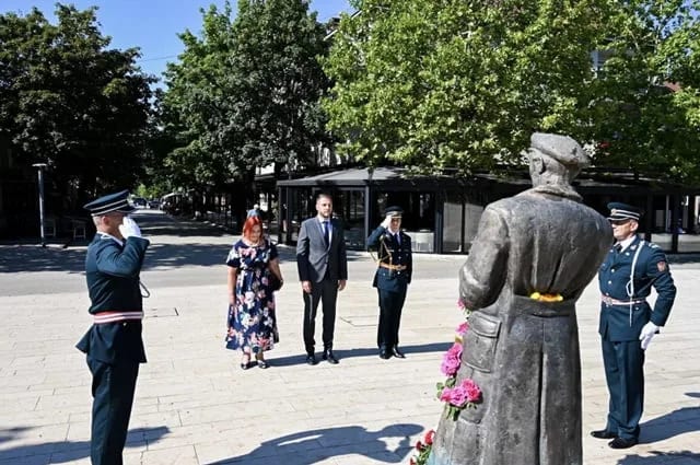 Vuković položio vijenac na Spomenik Ljubu Čupiću