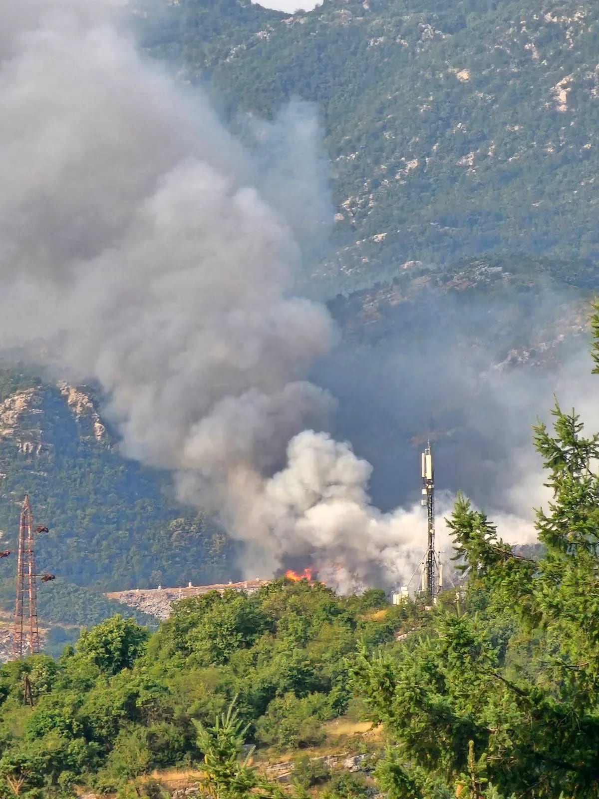 DPS Nikšić: Deponija gori, smeće u Željezari, kontejneri puni