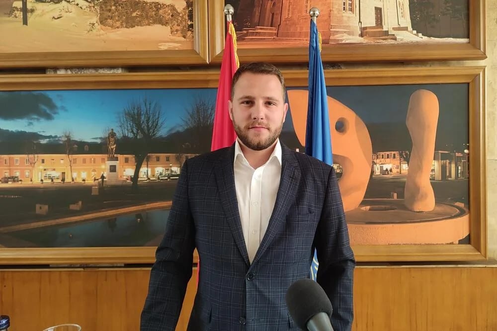 Opština Nikšić od naredne godine obezbijediće besplatan školski pribor za sve osnovce