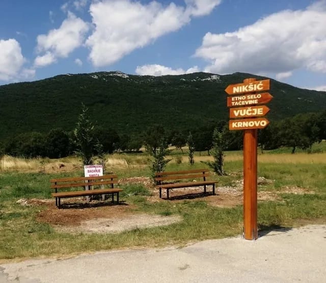 Ukraden turistički smjerokaz na Lukovu