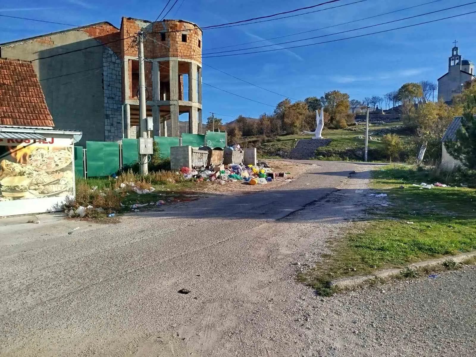 ČITAOCI ŠALJU: Smeće danima oko kontejnera na Vidrovanu