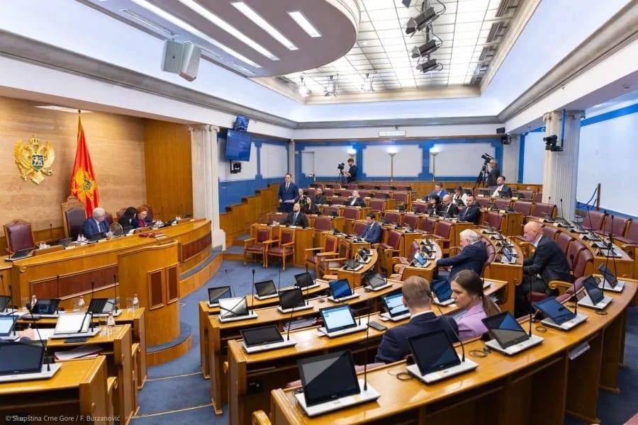 Preko 2.000 eura primilo 28 poslanika