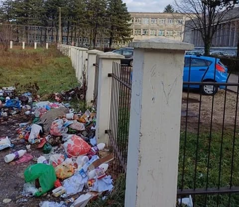 Čitaoci šalju: Deponija pored OŠ ''Olga Golović''