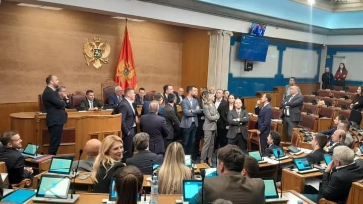 Prekinuta sjednica posvećena Premijesrkom satu, opozicija nije dozvolila Spajiću da se obrati medijima