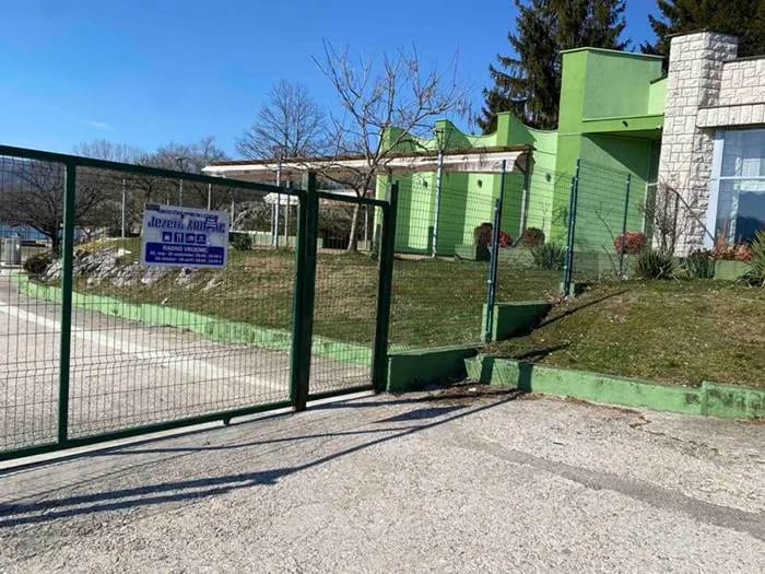 FOTO: Katanac na krupačkoj plaži, posjetioci negoduju