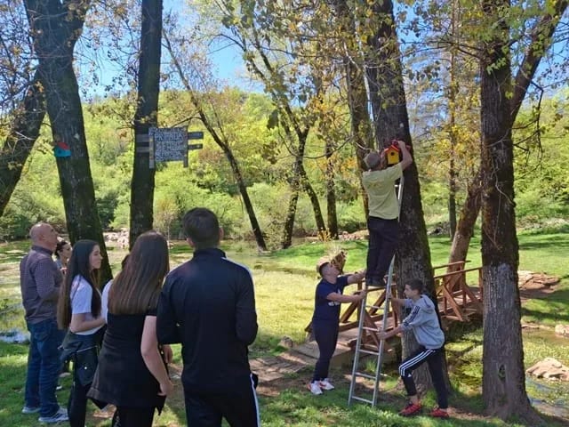 Postavljene dvije klupe i pet kućica za ptice u Eko-parku Blace